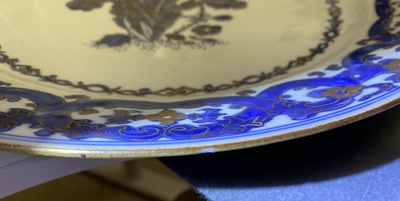 Een paar Chinese blauw-witte vergulde schotels, Qianlong